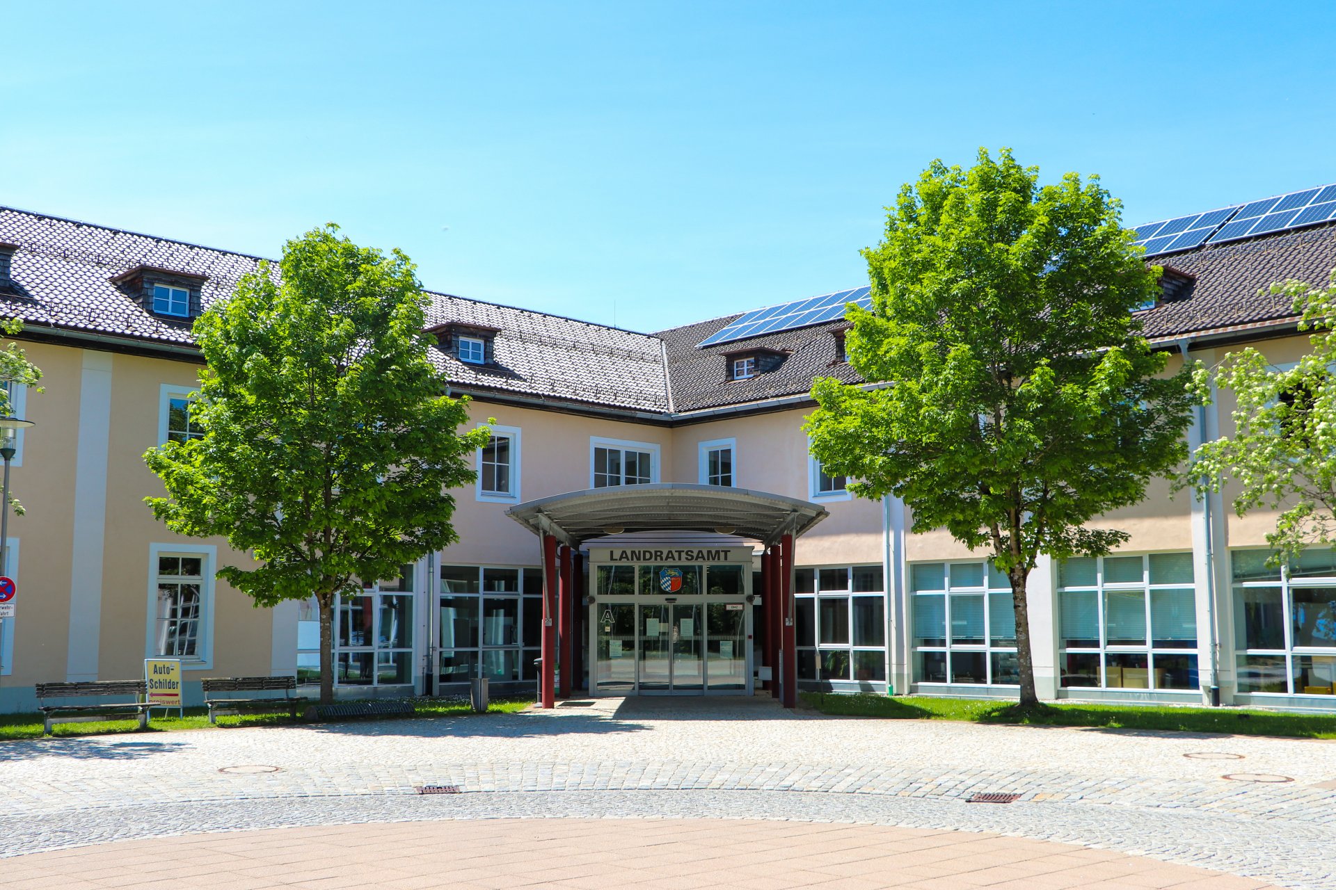 Picture with the main entrance of the district administration office