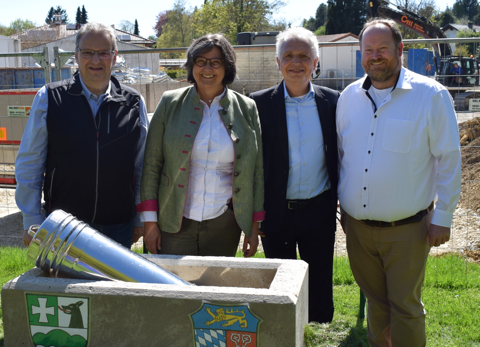 District Administrator Josef Niedermaier, Mayor Verena Reithmann, architect Alexander Pfletscher and the new District Administrator Ludwig Schmid stand behind the time capsule.