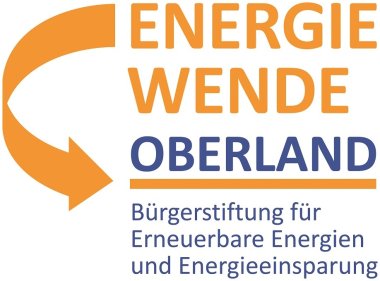 Das Logo der Energiewende Oberland hat einen weißen Hintergrund. Auf der linken Seite ist ein orangener Pfeil abgebildet, der in einem Bogen nach unten zeigt. Auf der rechten Seite steht erst in orange in zwei Zeilen "Energiewende" und in der dritten Zeile dann in blau "Oberland". Nach einem horizontalen orangen Trennstrich steht darunter in blau "Bürgerstiftung für Erneurbare Energien und Energieeinsparung", aufgeteilt auf drei Zeilen. 
