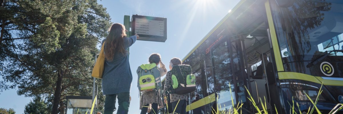 MVV bus at the bus stop where children are waiting