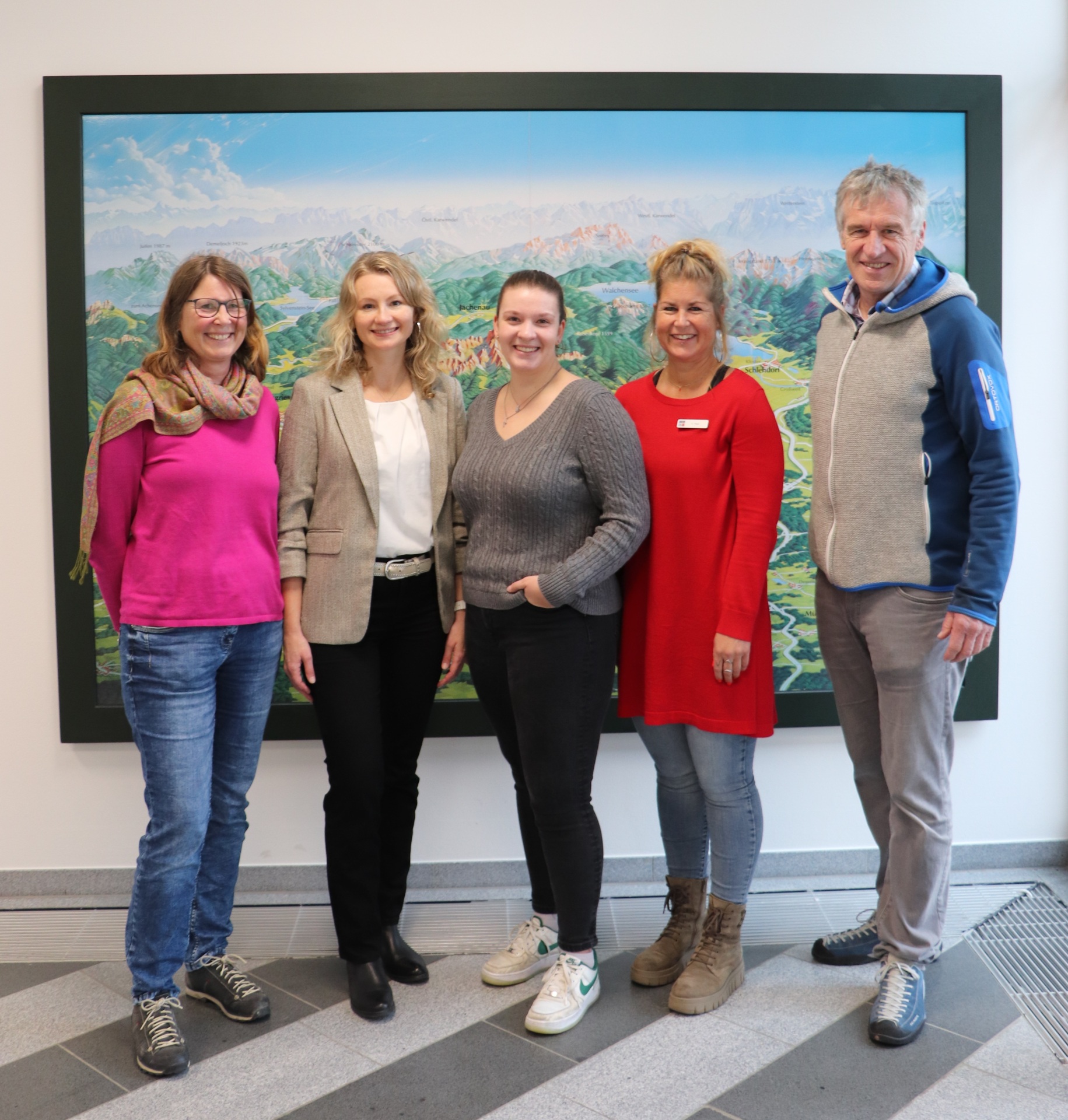 Standing on the left, Christiane Bäumler from the senior citizens department welcomed the two students Ilona Berg and Johanna May. District youth welfare officer Verena Peck and deputy district administrator Klaus Koch also welcomed the two.
