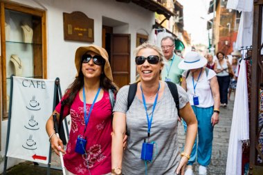 Cover picture Social participation - assistance services, meeting & leisure Tour group in a narrow alley with people with and without a visual impairment
