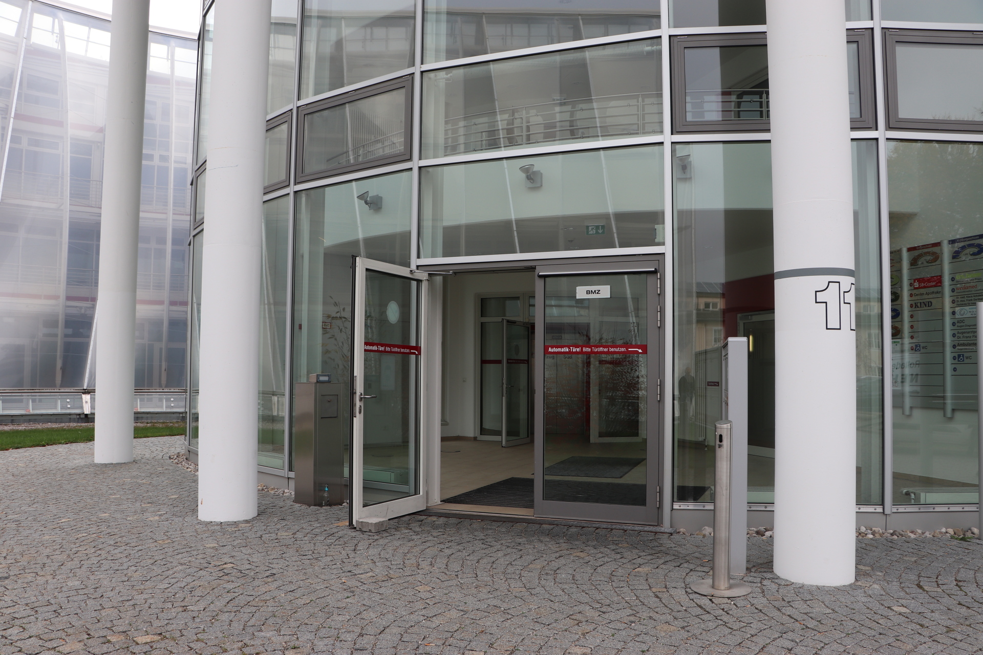 Photograph of the entrance door to the vehicle registration office in the Schnecke. The doors are open.