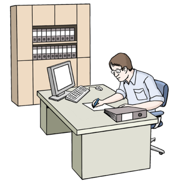 Büroansicht Ein Sachbearbeiter sitzt hinter einem Schreibtisch mit Computer und Arbeitsmaterialien und schreibt einen Brief. Hinter ihm steht ein Schrank mit zwei Regalbrettern voller Aktenordner.