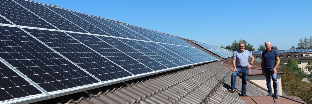 Stromerzeugung auf dem Dach des Landratsamts Herr Landrat Niedermaier und Herr Joachim (Hauptamt) besichtigen die Photovoltaikanlage auf dem Dach des Landratsamts.