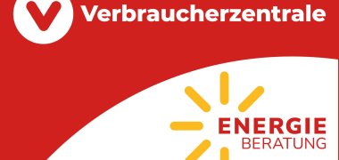 Logo der Energieberatung der Verbauchertenrale. Die Kopfzeile des Bildes bildet ein roter Balken auf dem in weißer Schrift "Verbraucherzentrale" steht. Der Rest des Bildes hat einen orangen Hintergrund. Am unteren Rand steht in schwarz "Energieberatung" und in der Mitte ist in weiß eine Sonne gezeichnet deren Mittelpunkt grob mit gelb ausgemalt ist.  