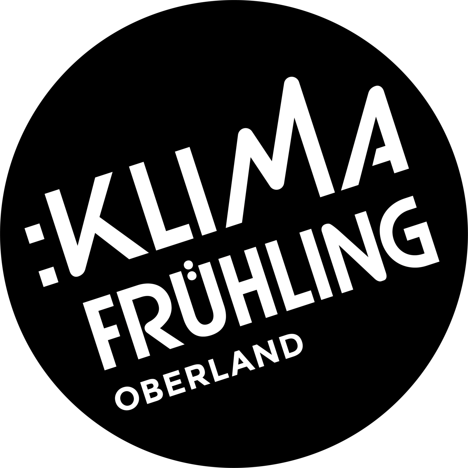 Schwarz-weißes rundes Logo mit dem Schriftzug ':KLIMA FRÜHLING OBERLAND'. Die Wörter sind schräg angeordnet, wobei 'KLIMA' groß und markant in der Mitte steht. 'FRÜHLING' folgt darunter in einer ebenso auffälligen Typografie, während 'OBERLAND' kleiner darunter platziert ist. Die Gestaltung wirkt modern, dynamisch und ansprechend.