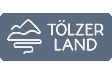 Das Logo ist horizontal geteilt. Oben als blaues Symbol auf weißem Grund Berge und Isar dargestellt. Darunter in Orange der Schriftzug Tölzer Land. Unten in weißer Schrift auf blauem Grund: Bayerns Bilderbuch-Land