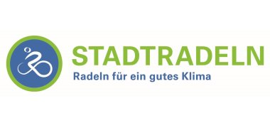 Links rundes logo mit Radfahrer in weiß auf blauem Grund mit grünem Rand. Rechts Schriftzug Stadtradeln in hellgrün, darunter steht in blau Radeln für ein gutes Klima