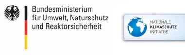 Förderlogo Nationale Klimaschutz Initiative auf weißem Grund von links in vier Spalten: schwarzer Bundesadler, Deutschlandflagge schwarz-rot-gold, Text "Bundesministerium für Umwelt, Naturschutz und Reaktorsicherheit", Logo für Nationale Klimaschutz Initiative in hellblau mit links Abbildung Globus, rechts Text "Nationale Klimaschutz Initiative"