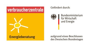 Links: Logo der Energieberatung der Verbauchertenrale. Die Kopfzeile des Bildes bildet ein roter Balken auf dem in weißer Schrift "Verbraucherzentrale" steht. Der Rest des Bildes hat einen orangen Hintergrund. Am unteren Rand steht in schwarz "Energieberatung" und in der Mitte ist in weiß eine Sonne gezeichnet deren Mittelpunkt grob mit gelb ausgemalt ist.  --- Rechts: Auf weißem Grund steht ganz oben in schwarz "Gefördert durch:". Darunter folgt das Logo das rechteckige Logo des Bundesministeriums für Wirtschaft und Energie, welches in der linken oberen Ecke in schwarzden Bundesadler zeigt, in der Mitte einen Trennstreifen in den Farben der Deutschlandflagge und rechts davon in schwarz der Name des Ministeriums in drei Zeilen. Darunter steht ebenfalls in schwarz "aufgrund eines Beschlusses des Deutschen Bundestages".