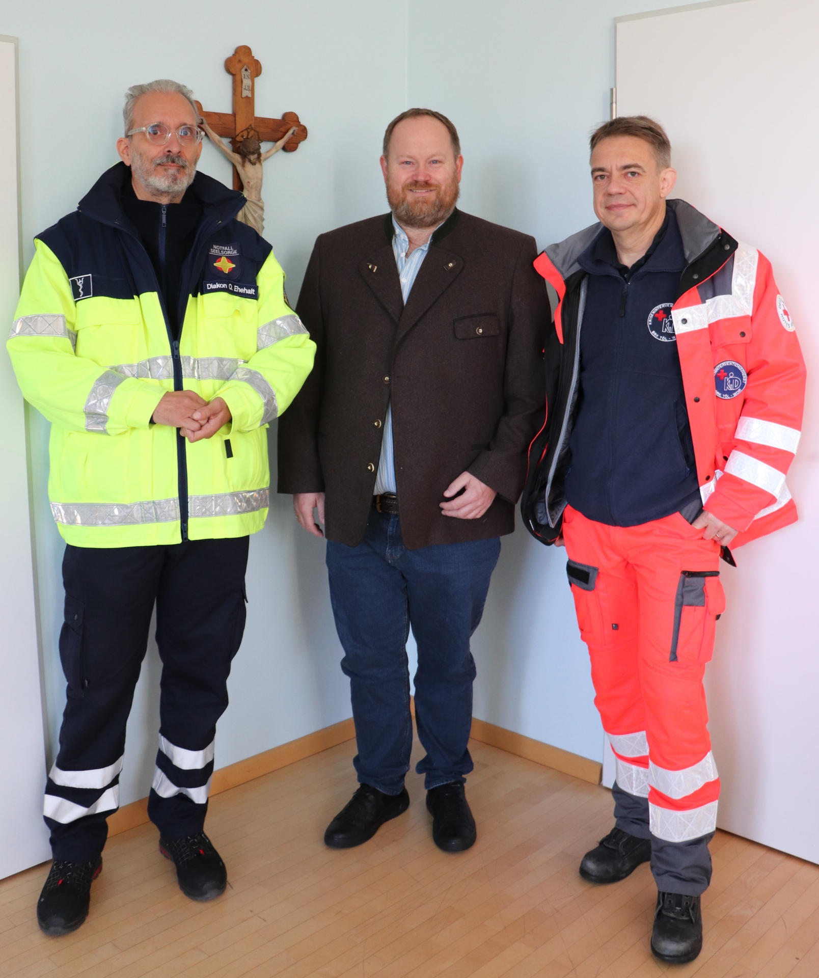Leiter und Fachberater Psychosoziale Notfallversorgung Links steht Oskar Ehehalt, rechts Roland Herzog, beide Leiter und Fachberater Psychosoziale Notfallversorgung. In der Mitte steht Landrat Ludwig Schmid.