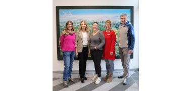 Start in den Praxisteil des dualen Studiums Soziale Arbeit Links stehen begrüßte Christiane Bäumler vom Fachbereich Senioren die beiden Studentinnen Ilona Berg und Johanna May. Auch Kreisjugendpflegerin Verena Peck begrüßte mit stellvertretendem Landrat Klaus Koch die beiden.