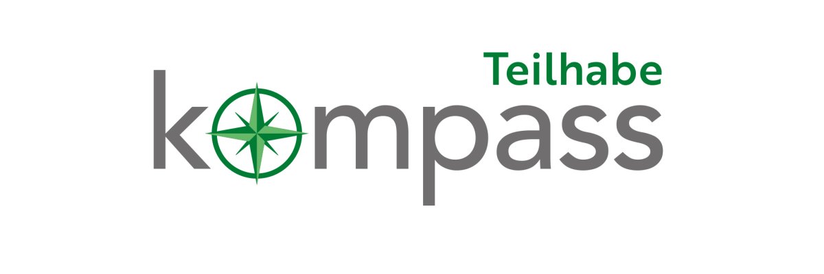 Das Wort Teilhabekompass wird über zwei Zeilen geschrieben wobei das O eine dunkelgrüne Kompassnadel ist. Das Wort Teilhabe ist ebenfalls dunkelgrün gehalten.