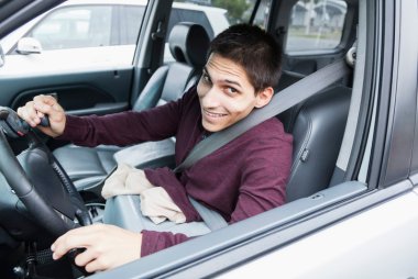 Titelbild Mobilität junger Mann mit Behinderung als Fahrer eines Autos