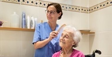 Pflege Ambulant Pflegerin mit Frau vor dem Spiegel
