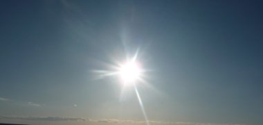 Sonnenuntergang am Meer Sonne steht tief über dem Meer