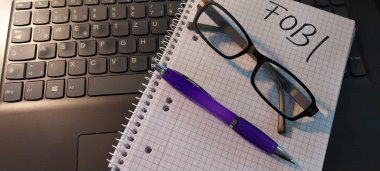 Block mit Stift und Brille auf dem FOBI (Fortbildung) geschrieben steht