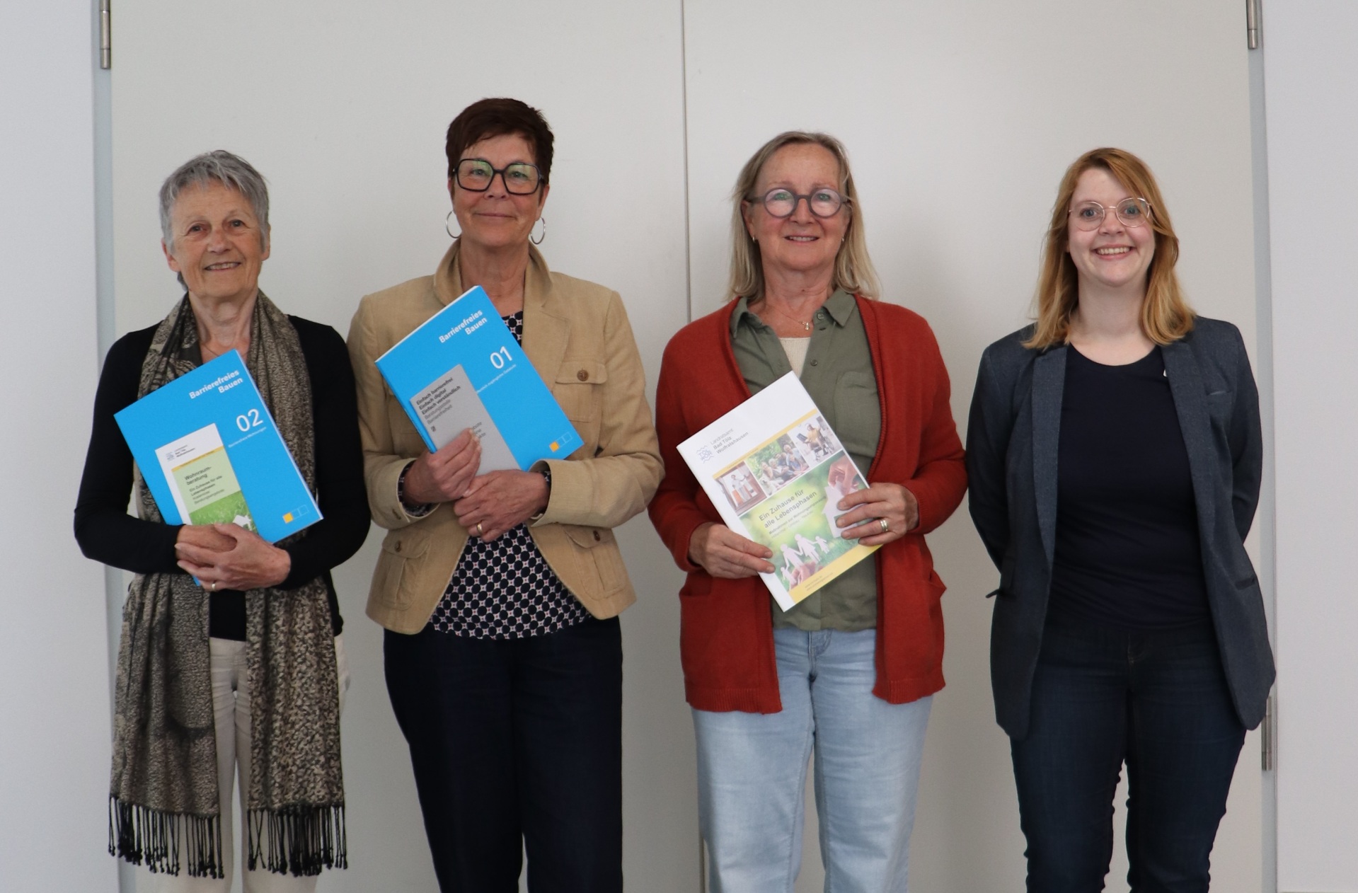 4 Frauen, die sich unter anderem um die Wohnraumberatung im Landkreis kümmern, stehen vor 2 weißen Türen.