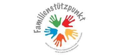 Logo vom Familienstützpunkt. In der Mitte sind bunte Handabdrücke im Kreis, außen steht der Name. Gefördert vom Bayerischen Staatsministerium und dem Landkreis Bad Tölz-Wolfratshausen.