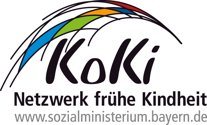 Logo des Netzwerks. Auf weißem Grund Schriftzug Koki, darunter Netzwerk frühe Kindheit und www.sozialministerium.bayern.de. Darüber ein gebogenes farbiges Netz.