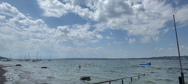 Blick auf den See bei stürmischem Wetter. Wolken.