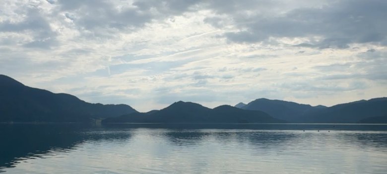 Blick auf den See bei stürmischem Himmel.