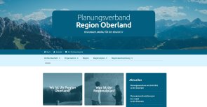 Headerbild der Webseite der Region 17 Vor einer Luftaufnahme von Garmisch-Partenkirchen in heller Schrift azf lauem Grund dreizeilig: Planungsverband - Region Oberland - Regionalplanung für die Region 17. Darunter Menü und Bilder der Webseite.