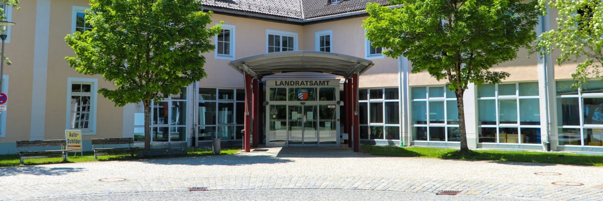 Haupteingang Landratsamt Bad Tölz-Wolfratshausen Haupteingang Landratsamt Bad Tölz-Wolfratshausen