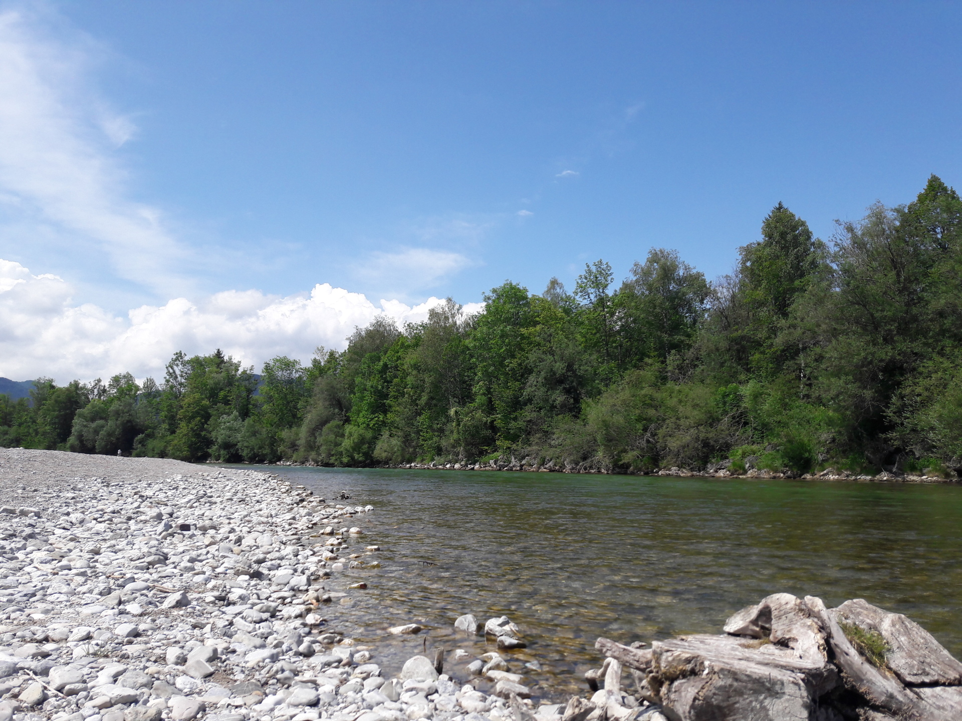 Das Bild zeigt die Isar mit einem Steinmandl am Ufer