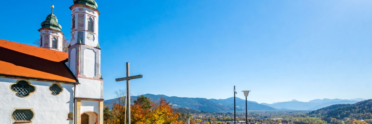 Bad Tölz, Kalvarienbergkirche und Blick über das Isartal zu den Alpen Fotografie mit Blick auf die Kirche und über die Stadt vom Kalvarienberg in Bad Tölz