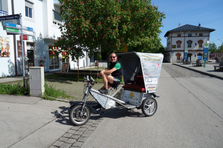 Nutzt die Elektromobilität für sein Fahrrad-Taxi: Wolfgang Wirkert am Wolfratshauser Bahnhof