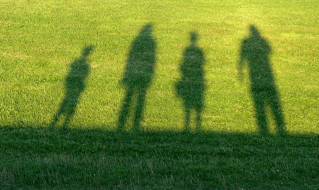 Familie im Schatten